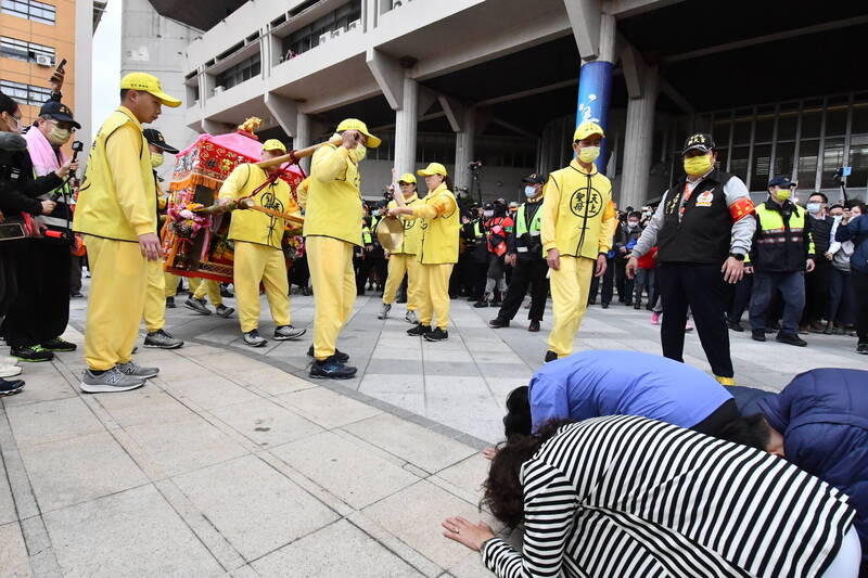 苗栗縣白沙屯拱天宮媽祖明天(18日)起駕,信徒對躦轎腳可以消災解厄並帶來福氣的信仰堅定不移,每年鑾駕經過時,總有大批信徒趴跪在地,讓鑾轎從背上抬過。(縣府提供) 苗栗縣白沙屯拱天宮媽祖明天(18日)起駕,信徒對躦轎腳可以消災解厄並帶來福氣的信仰堅定不移,每年鑾駕經過時,總有大批信徒趴跪在地,讓鑾轎從背上抬過。(縣府提供)
