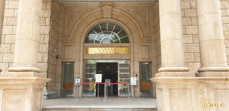 某知名壽險公司資深業務員涉嫌侵占熟客母女保費共592萬，被害人不甘損失提告求償，高等法院審理後為，壽險公司應負起僱用人的連帶賠償責任，判壽險公司、業務員須連帶賠償592萬多元。（記者楊國文攝）