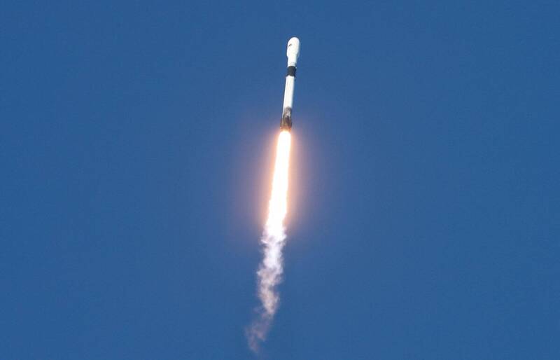 SpaceX和美国情报机签署机密合约，建立一个由数百颗间谍卫星组成的大型情报网路。图为SpaceX发射的「猎鹰9号」火箭。（路透）(photo:LTN)