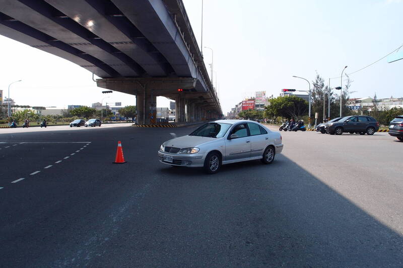 陳男駕駛的轎車轉彎遭擦撞。（民眾提供）