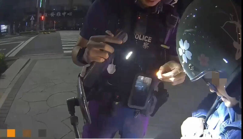 黃男（右）攜安毒針筒被警查獲竟瞎掰昰寵物益生菌，警採檢驗出昰安非他命毒品。（民眾提供）