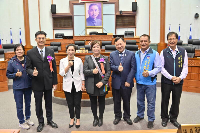 高美珠（中）重返台東縣議會，今天就職遞補縣議員。（記者黃明堂翻攝）