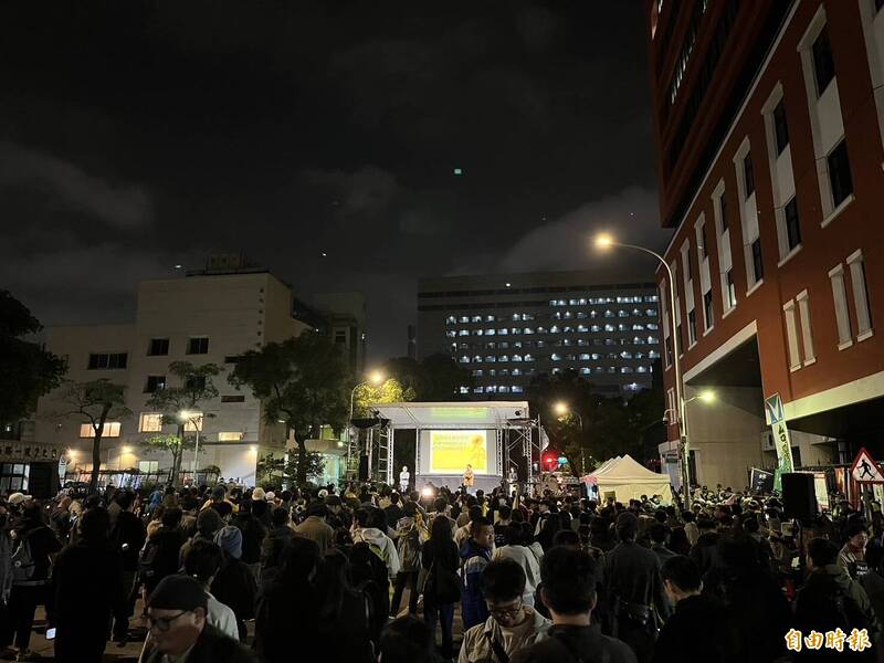 太陽花學運今天10週年,台灣數十個公民團體今晚於立法院群賢樓外舉辦晚會活動。(記者陳鈺馥攝) 太陽花學運今天10週年,台灣數十個公民團體今晚於立法院群賢樓外舉辦晚會活動。(記者陳鈺馥攝)