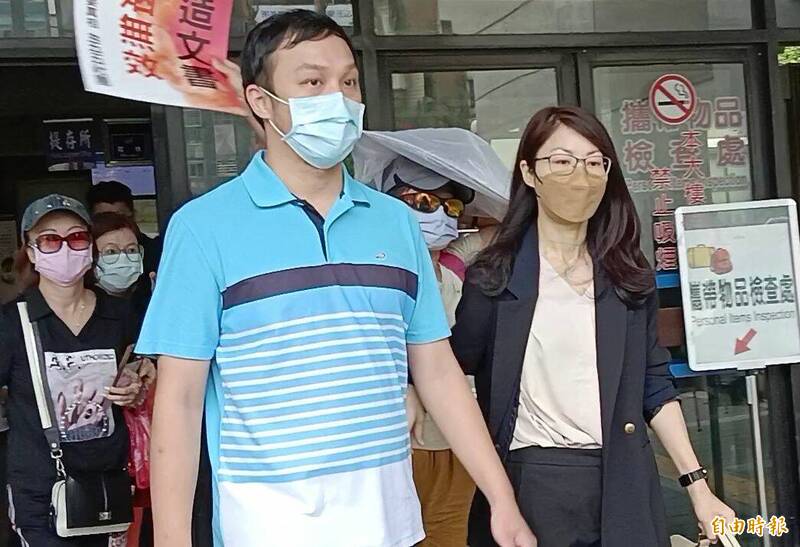 五亿高中生案，遭检察官依伪造文书起诉的夏男（左），去年8月7日出庭时穿着水蓝色条纹POLO衫出庭。（资料照）(photo:LTN)