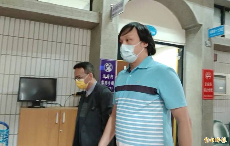 夏男今年1月5日出庭时，虽身材明显变胖，但还是穿着同一件蓝色条纹POLO衫出庭。（资料照）(photo:LTN)
