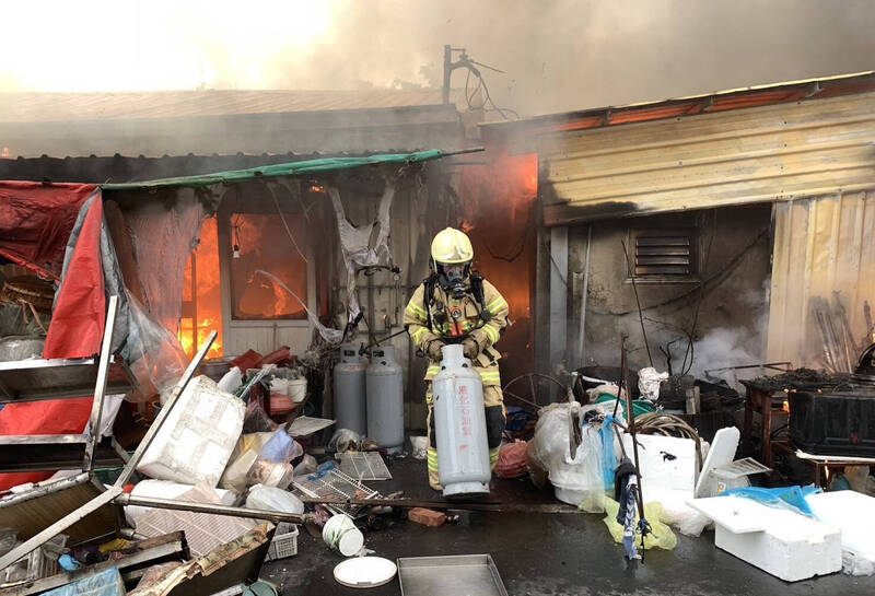 台南學甲今早鐵皮屋火警，燒了2間店面。（民眾提供）