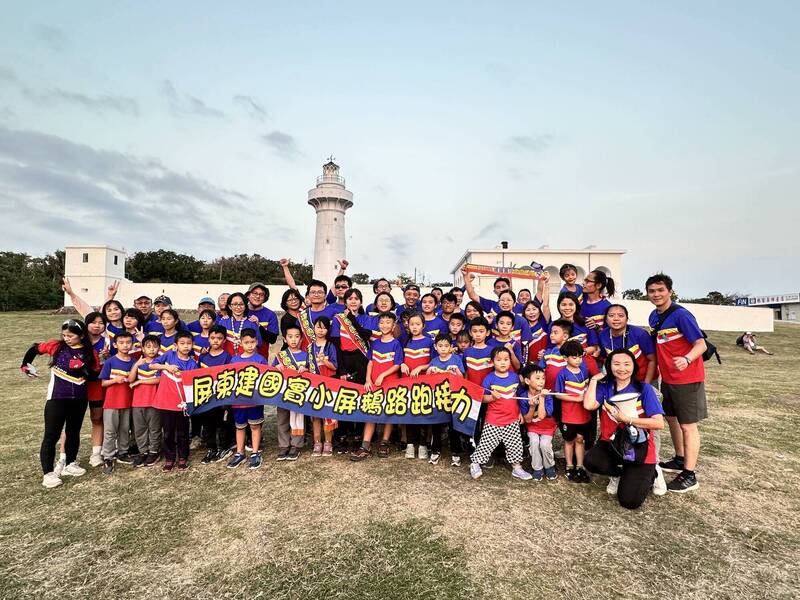 屏東市建國小學從屏東跑到墾丁，完成105公里超難忘接力賽。（校方提供）