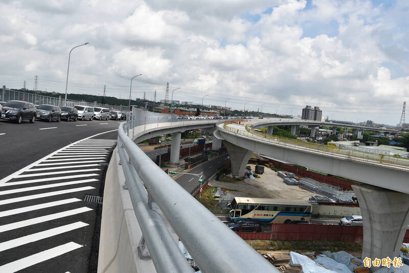 台台66線銜接國3增設系統交流道工程，該系統北上高架匝道（左）去年通車，一旁南下匝道工程，高公局全力趕工拚雙十通車。（記者李容萍攝）