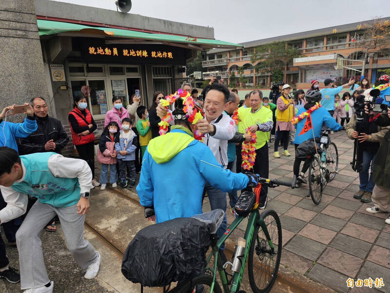 桃園市副市長蘇俊賓（中）出席「舞動后厝環台騎跡」單車環島凱旋儀式。（記者李容萍攝）