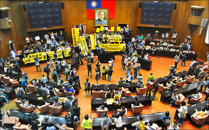 2014年3月には、反サービス貿易の学生らが立法院を襲撃した。 学者たちは、ひまわり運動が台湾人のアイデンティティを強めたと分析している。 (ファイル写真)