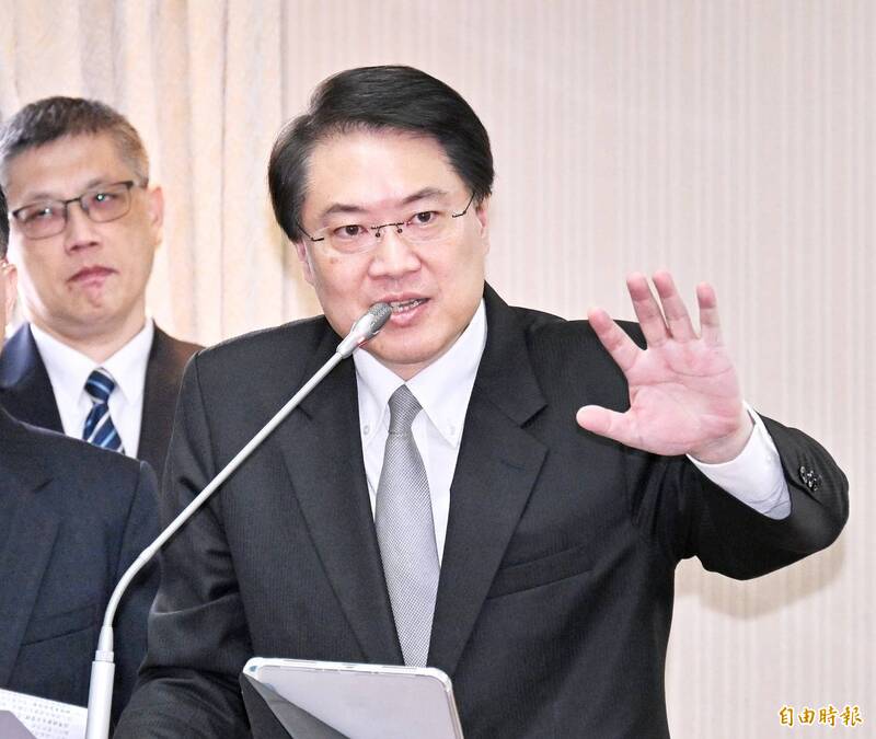基隆市民發起罷免市長謝國樑連署,第一階段日前達標,基隆市府15日祭出電動車擴大補助方案,遭質疑「大撒幣」時機敏感。對此,前基隆市長、內政部長林右昌(見圖)今日受訪僅表示,民眾心中自有一把尺。(記者方賓照攝) 基隆市民發起罷免市長謝國樑連署,第一階段日前達標,基隆市府15日祭出電動車擴大補助方案,遭質疑「大撒幣」時機敏感。對此,前基隆市長、內政部長林右昌(見圖)今日受訪僅表示,民眾心中自有一把尺。(記者方賓照攝)