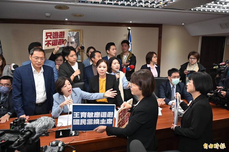 立法院社福及衛環委員會今天邀衛福部針對兒虐報告,民進黨立委黃秀芳(前排右二)等人抗議主持會議的國民黨立委王育敏不適任,應迴避,會議陷入僵持。(記者塗建榮攝) 立法院社福及衛環委員會今天邀衛福部針對兒虐報告,民進黨立委黃秀芳(前排右二)等人抗議主持會議的國民黨立委王育敏不適任,應迴避,會議陷入僵持。(記者塗建榮攝)