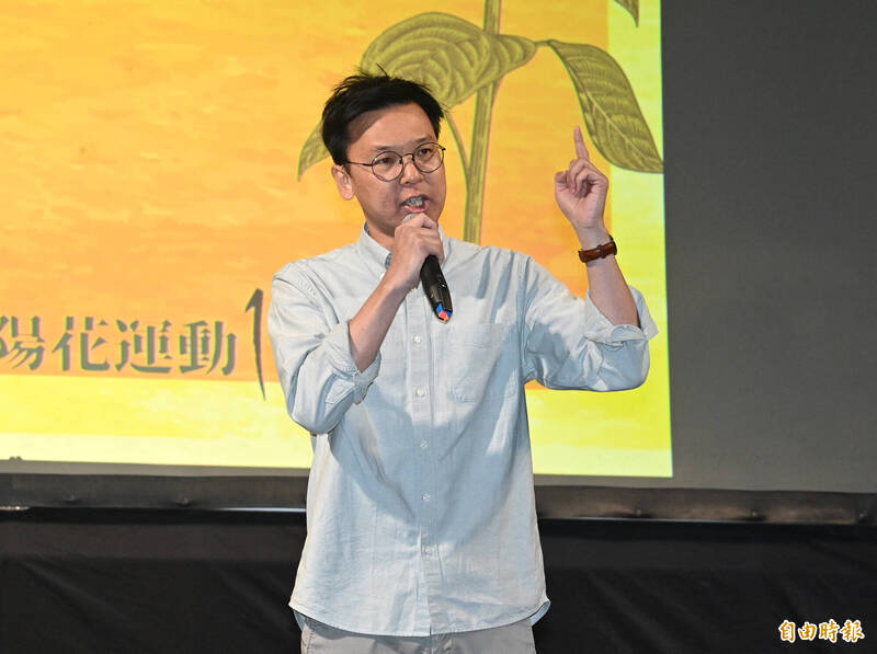 太陽花10週年活動在立法院外舉行,林飛帆致詞。(記者王藝菘攝)
太陽花10週年活動在立法院外舉行,林飛帆致詞。(記者王藝菘攝)