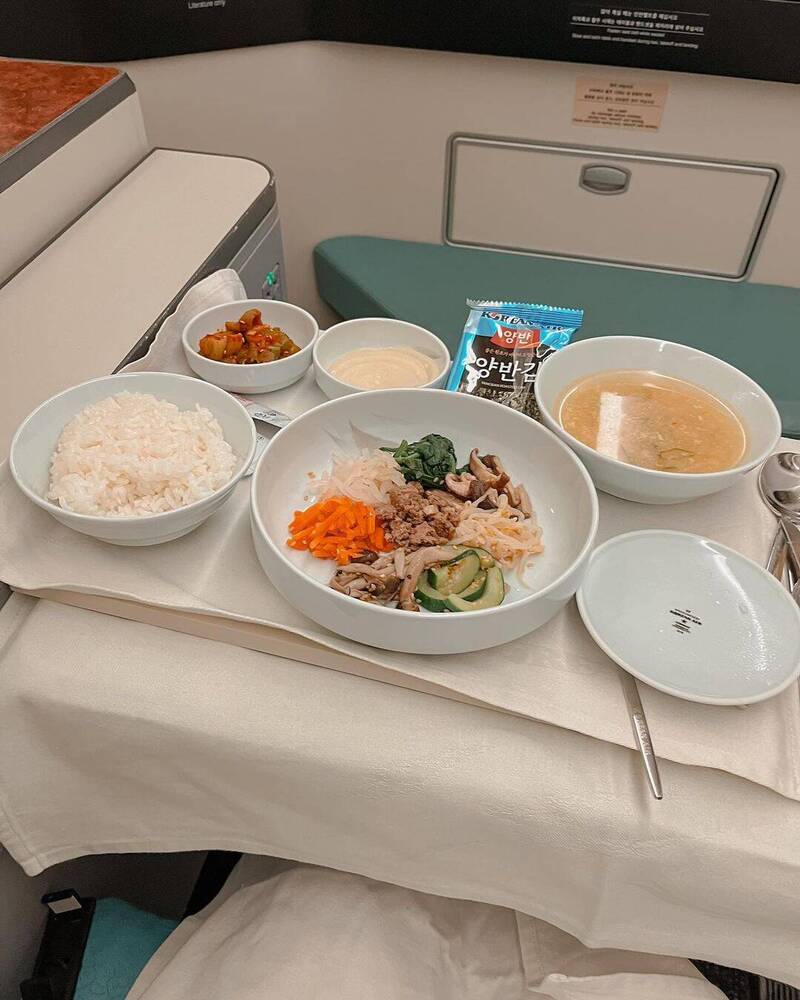 日前一名英国旅游记者特地搭乘南韩大韩航空，并亲自品尝该航空公司的飞机餐，美味程度让她忍不住大赞，滋味远比餐厅还要好吃。（图撷取自@karawillow IG）(photo:LTN)