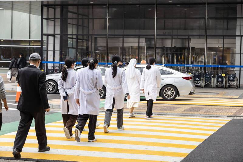 南韓總統室社會首秘張商允18日鬆口,稱政府願與醫界討論擴招議題,圖為南韓醫護資料照。(彭博) 南韓總統室社會首秘張商允18日鬆口,稱政府願與醫界討論擴招議題,圖為南韓醫護資料照。(彭博)