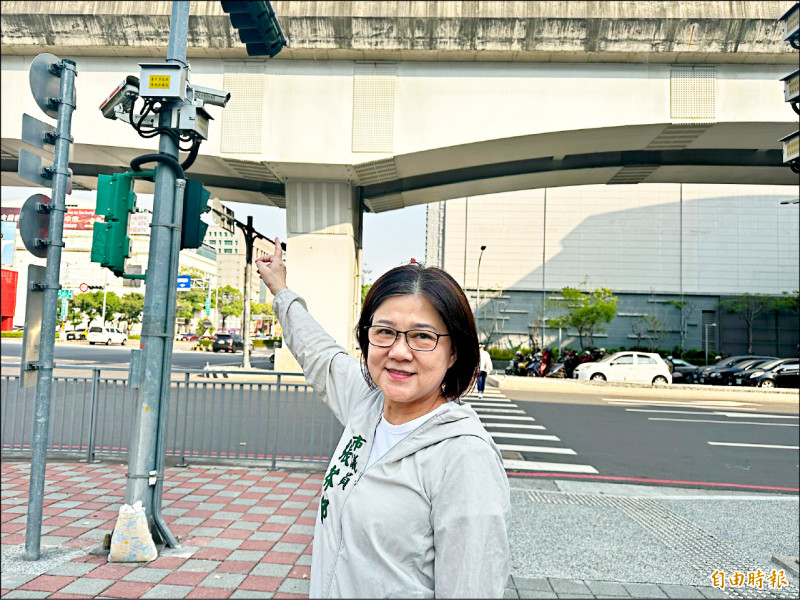 中市環保局今年將增設20組智慧型監錄設備抓噪音車，市議員張芬郁要求持續增加，加強取締力道。（記者陳建志攝）