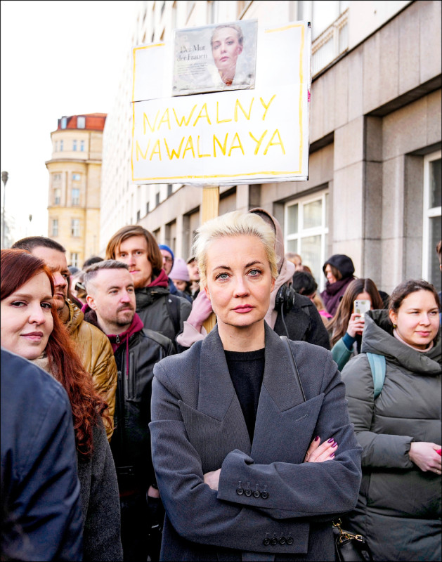 已故俄罗斯反对派领袖纳瓦尼的支持者17日发起「『午』逆普廷」（Noon against Putin）抗议行动，在正午前往各地投票所排队，透过投废票、在选票上写「纳瓦尼」，以及把票投给另外3名候选人等方式抗议，据称全国有数千人参与。在德国柏林投票的纳瓦尼遗孀尤莉雅也表明，自己在选票上写亡夫名字。（美联社）(photo:LTN)