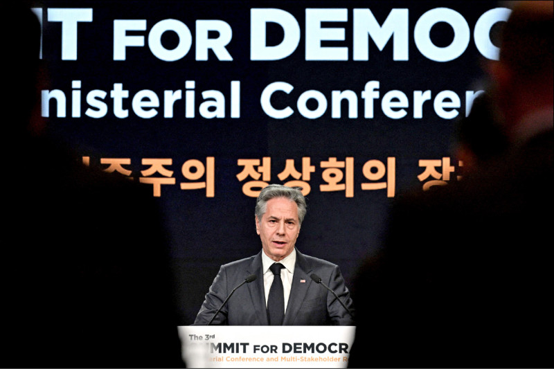 美国国务卿布林肯18日在南韩首尔举行的第3届民主峰会开幕致词，指出在面临科技被专制、高压政权用于削弱民主和人权的时刻，应以其人之道还治其身。（法新社）(photo:LTN)