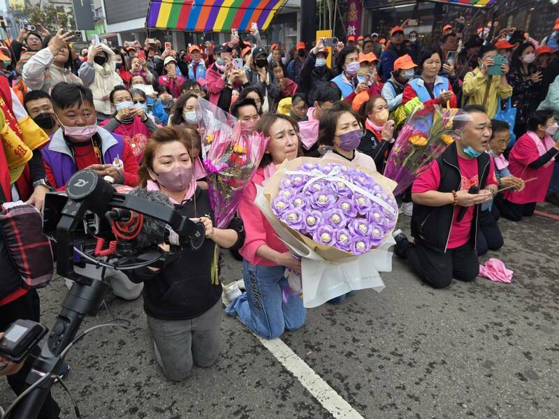 白沙屯媽蠻轎行經清水區中山路，信眾在馬路上跪迎媽祖。（圖由民眾提供）