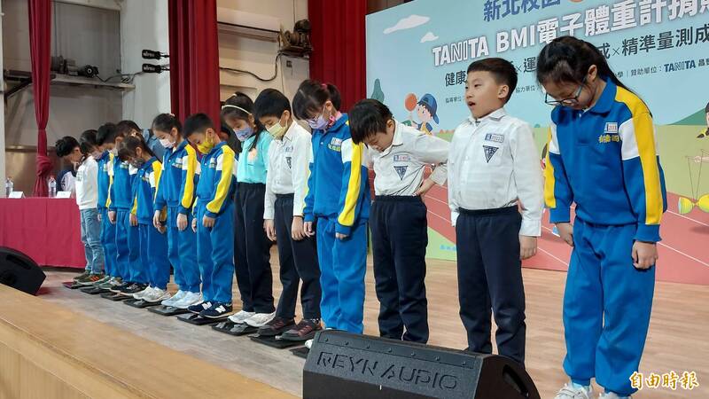 2年級學生也體驗使用體重計測量BMI,小朋友實際操作體重計,表示使用相當方便。 (記者黃子暘攝) 2年級學生也體驗使用體重計測量BMI,小朋友實際操作體重計,表示使用相當方便。 (記者黃子暘攝)