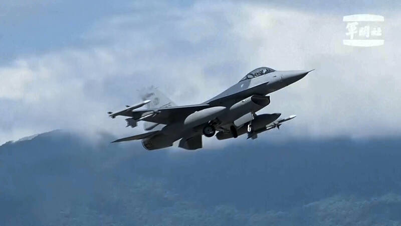 一架F-16战机从花莲基地起飞。（美联社）(photo:LTN)