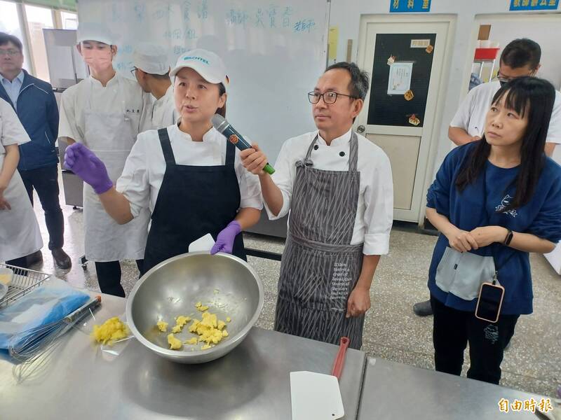 世界金牌麵包師傅吳寶春抵澎，傳授澎水學子製作鳳梨酥。（記者劉禹慶攝）