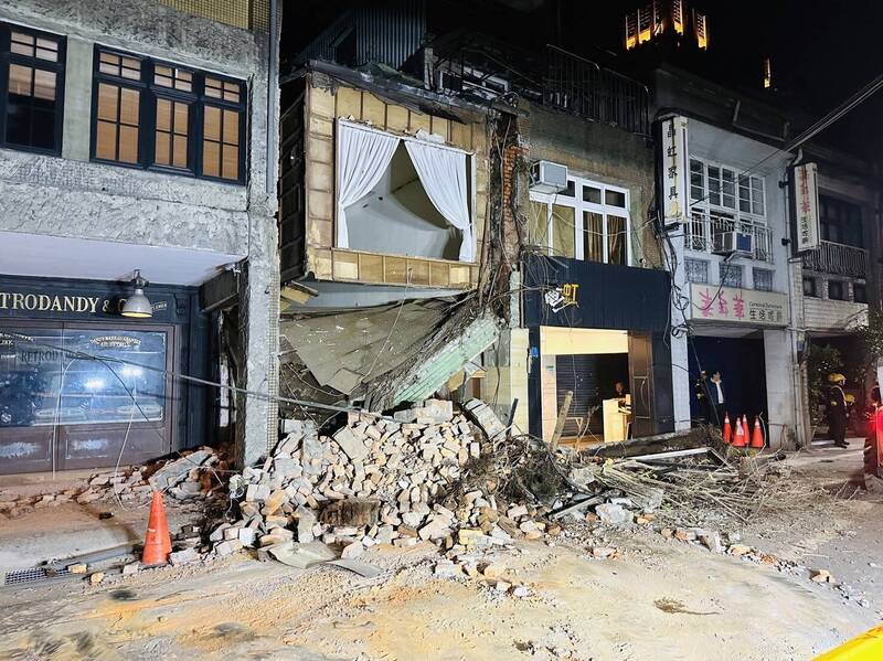 大安區文昌街一處老舊民宅深夜突然倒塌，北市建管處派員至現場處理。（民眾提供）