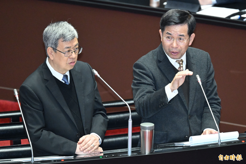 行政院長陳建仁(左)19日出席立法院施政總質詢,與教育部長潘文忠(右)同台答詢。(記者廖振輝攝) 行政院長陳建仁(左)19日出席立法院施政總質詢,與教育部長潘文忠(右)同台答詢。(記者廖振輝攝)