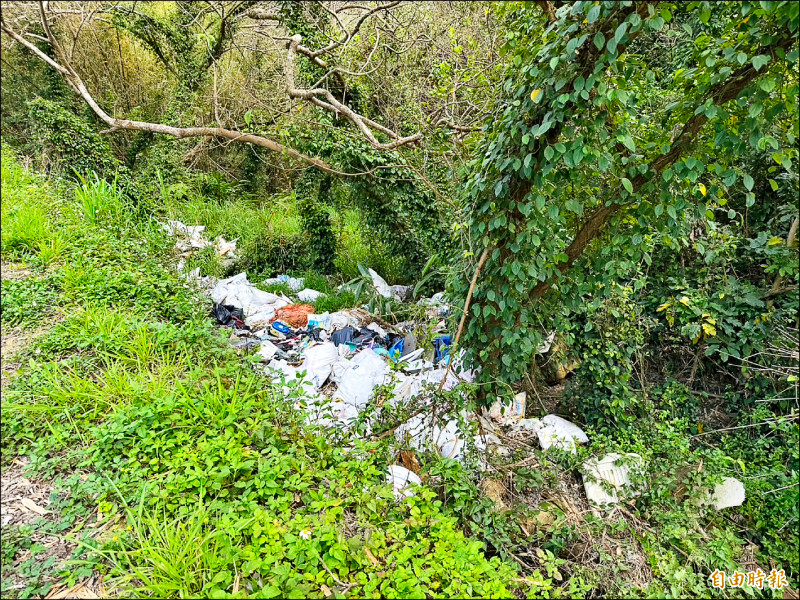 新竹市香山區茄苳里近來頻傳非法傾倒土方、廢棄物,市議員認為市府無積極作為。(記者洪美秀攝) 新竹市香山區茄苳里近來頻傳非法傾倒土方、廢棄物,市議員認為市府無積極作為。(記者洪美秀攝)