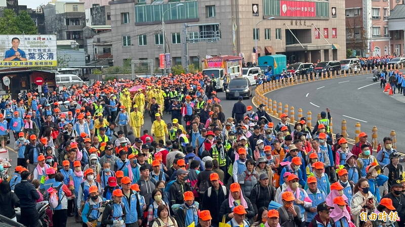 苗栗白沙屯拱天宮媽祖進香活動今天第3天，進入彰化縣沿台1線走中山路，沿途經過多處與汽車業相關地點停駕，供信徒膜拜祈福。（記者張聰秋攝）