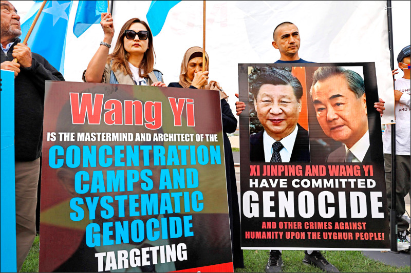 中国外交部长王毅20日访问澳洲，「中共政权受害者联盟」发动澳洲藏人社群，在坎培拉国会大厦外举牌抗议。（法新社）(photo:LTN)