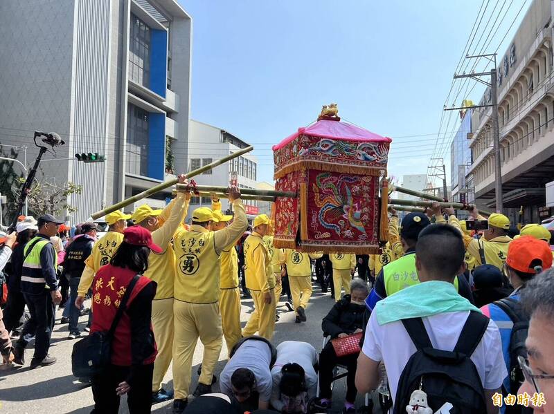 苗栗白沙屯拱天宮媽祖徒步北港進香今年吸引近18萬人報名，預計今天下午會進入雲林境內。（記者黃淑莉攝）