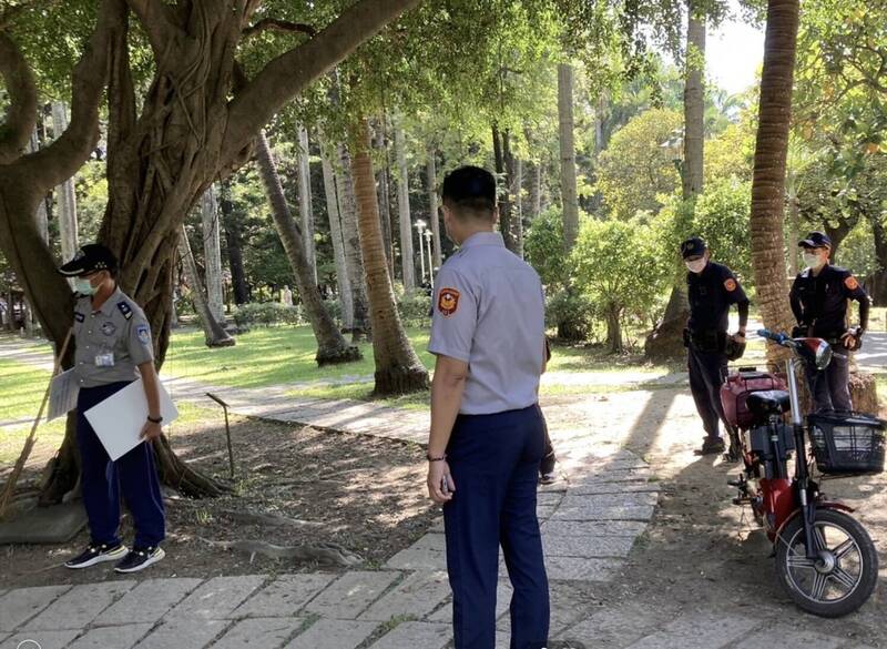 台南公園駐衛警協助保全加強巡邏，稽查取締違規闖進的機車。（圖由南市工務局提供）