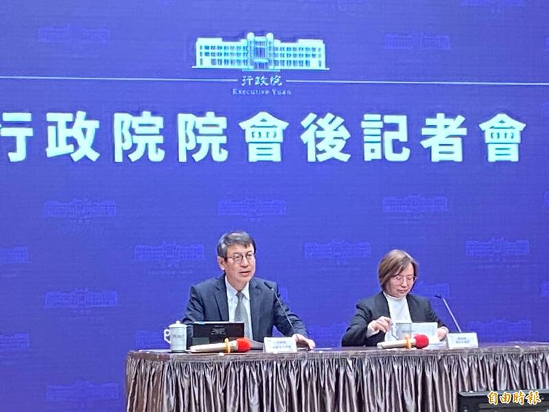 立法院財政委員會昨處理財政部預算凍結書面報告，財政部長莊翠雲答詢時表示，兩岸若發生戰爭，財政部可考慮加收戰爭稅。對此，行政院發言人林子倫今天在行政院後記者表示，「為籌軍費財政部研議徵收戰爭稅一事，並非事實，在此澄清。（記者鍾麗華攝）