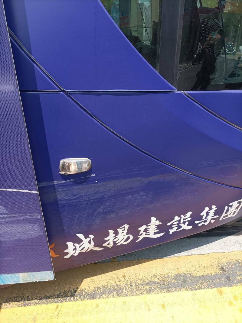 輕軌列車右側車頭遭擦撞，造成車頭飾版及車門損傷。（高捷公司提供）