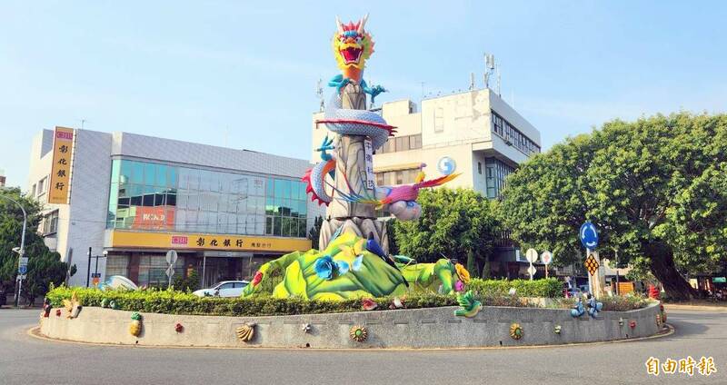 南投市區圓環新地標「福氣龍來」花燈今安裝完成亮相，吸引外界關注。（記者謝介裕攝）