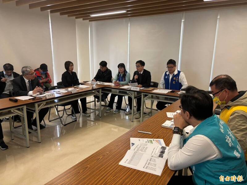 立法院內政委員會視察桃園社宅,由立委牛煦庭主持座談會,內政部政務次長花敬群率內政部官員出席會議。(記者謝武雄攝) 立法院內政委員會視察桃園社宅,由立委牛煦庭主持座談會,內政部政務次長花敬群率內政部官員出席會議。(記者謝武雄攝)