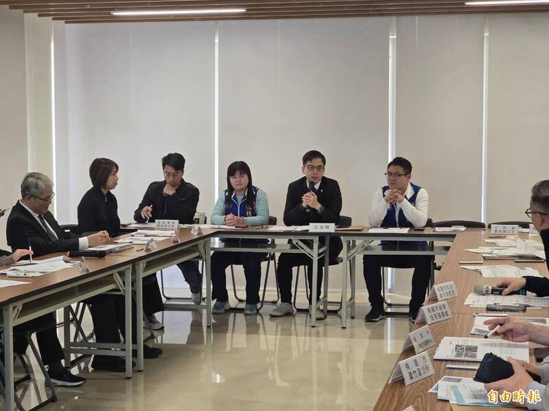 立法院內政委員會視察桃園社宅,由立委牛煦庭主持座談會,內政部政務次長花敬群率內政部官員出席會議。(記者謝武雄攝) 立法院內政委員會視察桃園社宅,由立委牛煦庭主持座談會,內政部政務次長花敬群率內政部官員出席會議。(記者謝武雄攝)