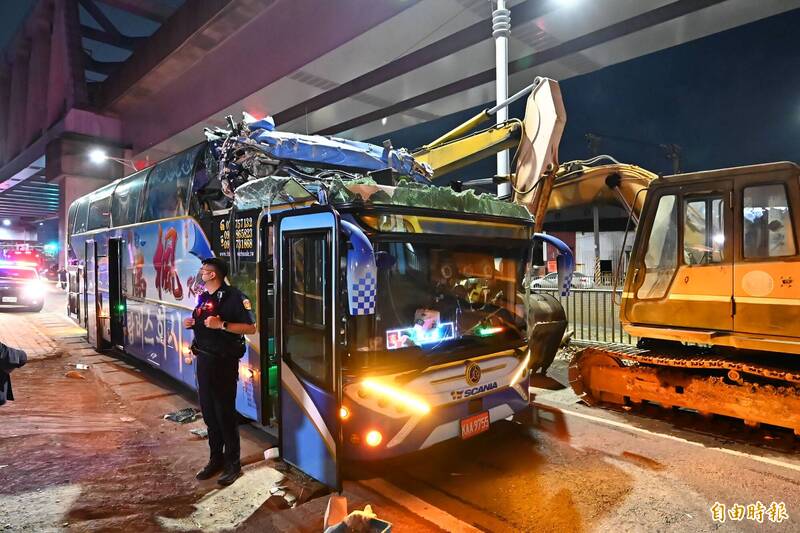 楓滿遊覽車公司20日晚間發生自撞擊涵洞事故,有乘客死亡。(記者李惠洲攝) 楓滿遊覽車公司20日晚間發生自撞擊涵洞事故,有乘客死亡。(記者李惠洲攝)