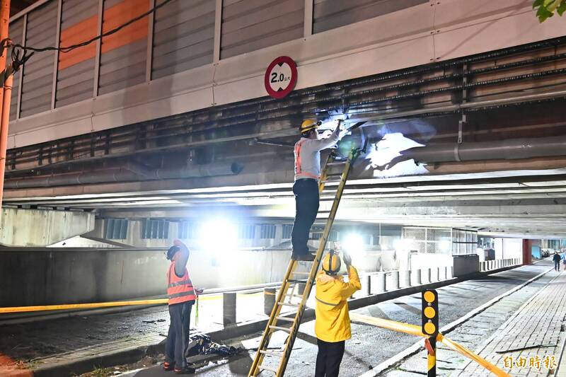 遊覽車撞涵洞釀1死14傷,司機聲稱看到限高「2.0」公尺已來不及。(記者李惠洲攝) 遊覽車撞涵洞釀1死14傷,司機聲稱看到限高「2.0」公尺已來不及。(記者李惠洲攝)