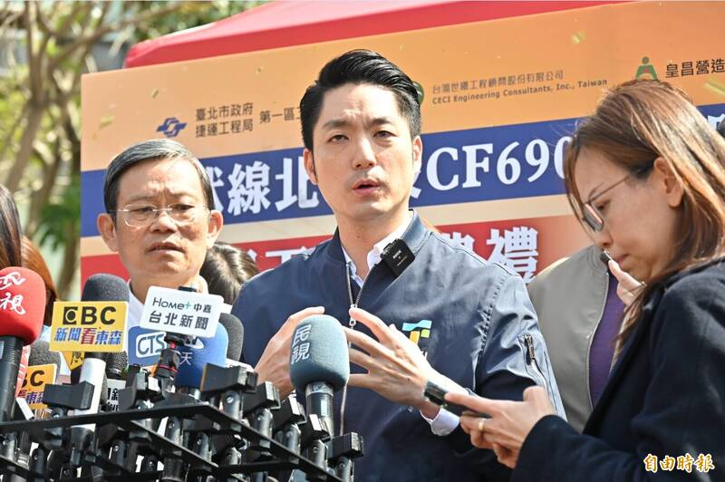 對於國民黨議員傾向不出席讓臨時會無法開成，蔣萬安（中）都以「尊重議會決定」回覆。（記者塗建榮攝）