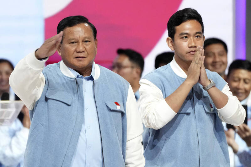 印尼选举委员会（KPU）昨宣布，总统大选由总统候选人、国防部长普拉伯沃（图左）与其副手、现任总统佐科威的长子吉伯朗（图右），以58.59%的得票率胜出。（美联社）(photo:LTN)
