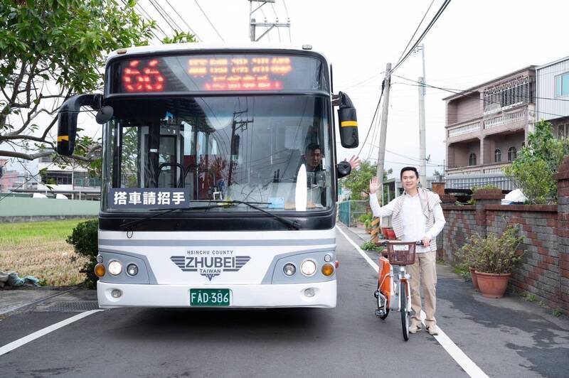 新竹縣竹北市公所將免費市民公車車體重新設計，同時也活用車身，做為移動式的市政櫥窗。（竹北市公所提供）