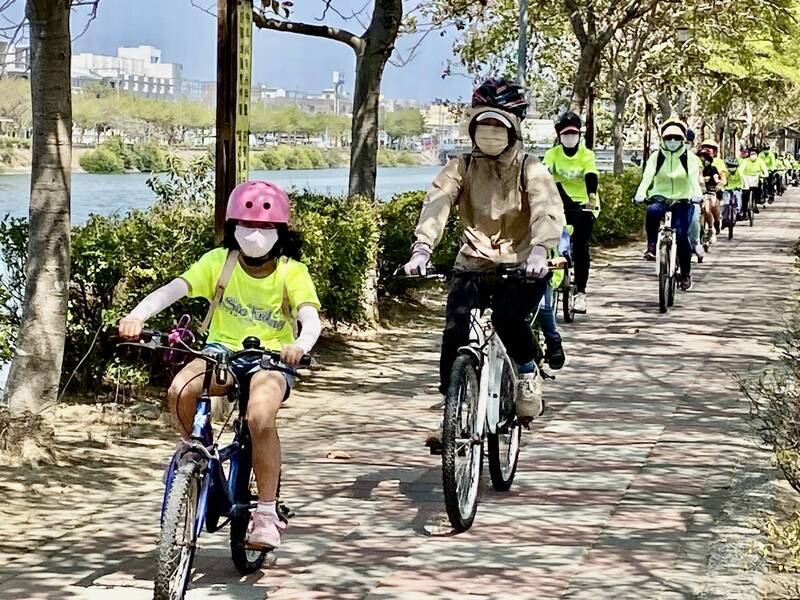 今天「世界水日」，台江學習社群單車騎山海圳綠廊道，呼籲公私協力營造永續發展的海綿城市。（台南社大台江分校提供）