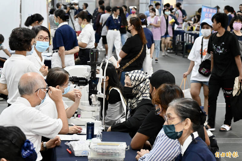 內政部今日發布最新統計，截至去年底，在台外僑居留（不含中陸港澳）超過6個月的人數計有近85.2萬人，其中以移工約65.3萬人、7成7為大宗。圖為外籍移工接受義診。（資料照）