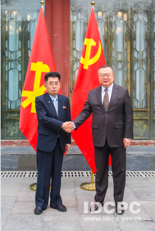 北韩劳动党代表团21日还会见了中共中央对外联络部部长刘建超（右），双方就朝鲜半岛局势交换了意见。左为劳动党国际部部长金成男。（图片撷自中国驻北韩大使馆官网）(photo:LTN)