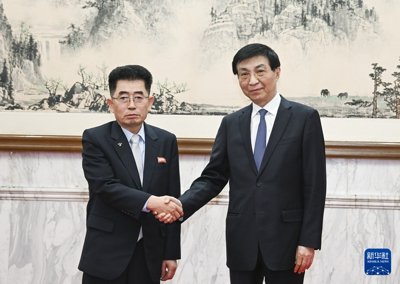 北韩劳动党国际部部长金成男（左）21日率团抵达北京，与中国全国政协主席王沪宁（右）会面。（图片撷自中国驻北韩大使馆官网）(photo:LTN)