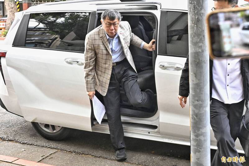 民眾黨主席柯文哲出席黨團會議。(記者陳志曲攝) 民眾黨主席柯文哲出席黨團會議。(記者陳志曲攝)
