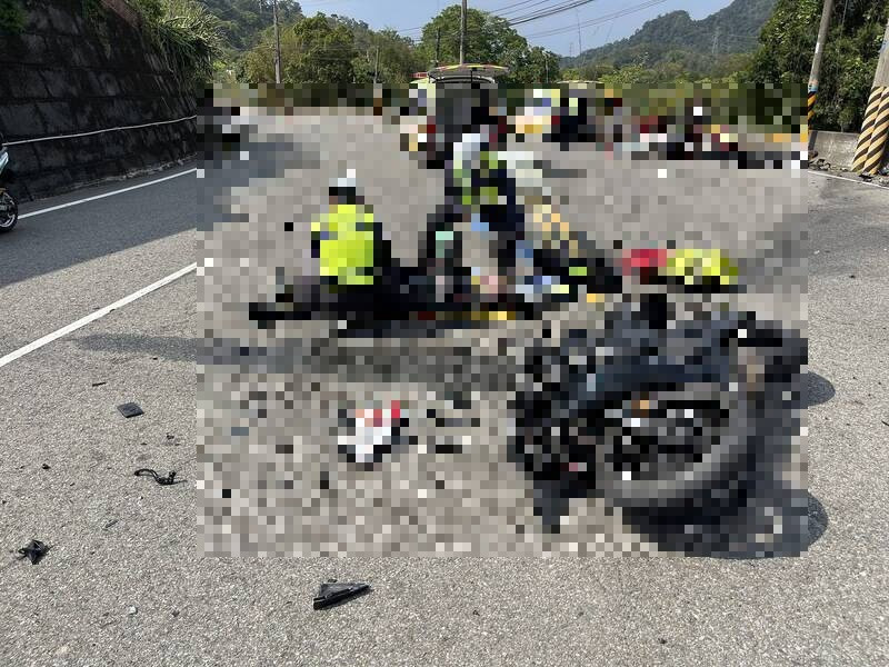 台3線重機對撞，釀成1死1重傷，車禍現場相當混亂。（民眾提供）