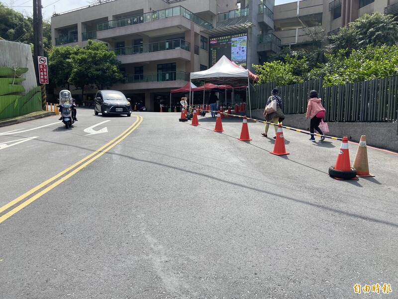 基隆市南榮公墓今起提供服務站便民服務，警方也加強交通疏導。（記者盧賢秀攝）